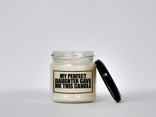 Duftkerze im Glas mit schwarzem Deckel und "My perfect daughter gave me this candle" Aufdruck