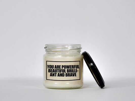 Kerze mit Aufdruck "you are powerful beautiful and brave" im minimalistischen Design