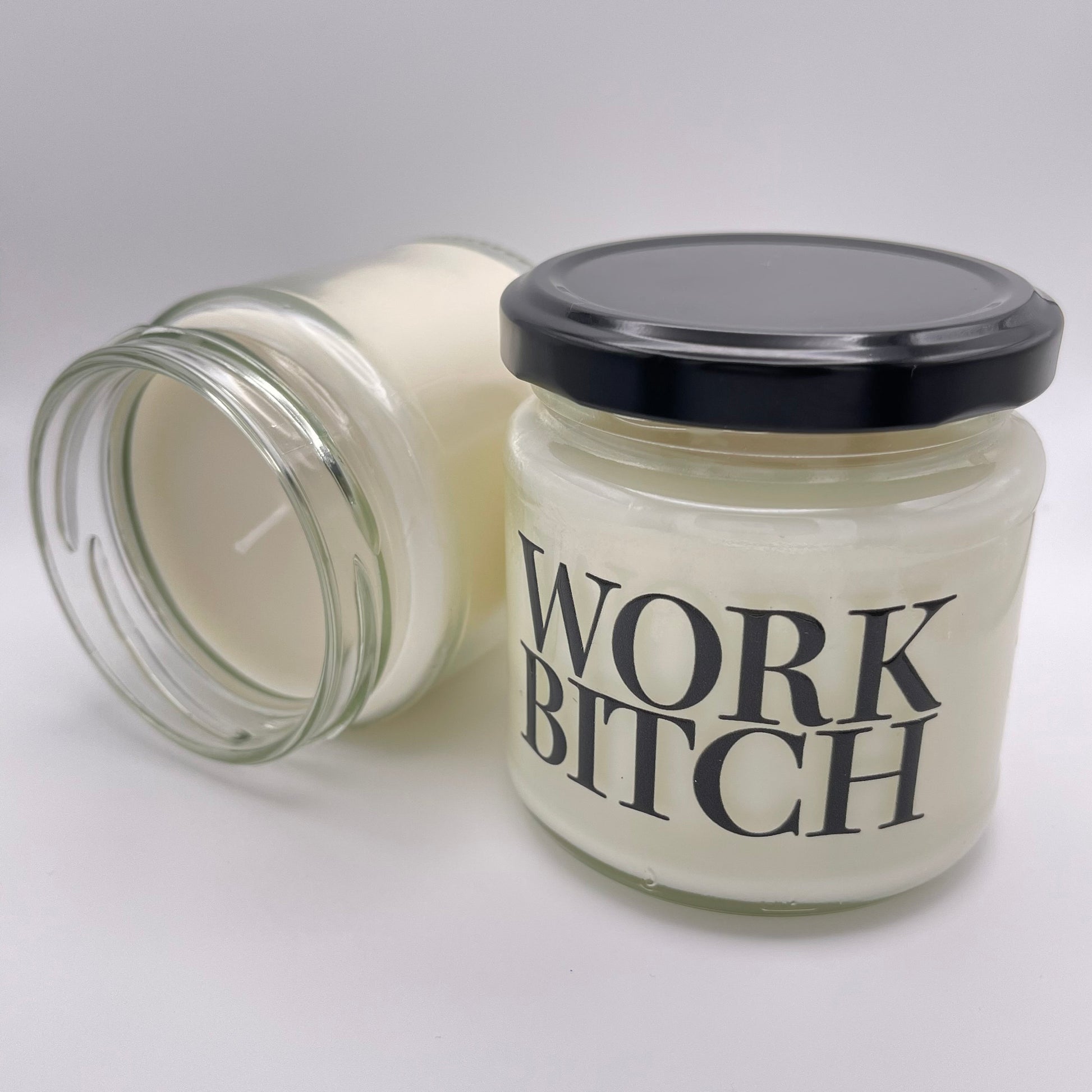 Work Bitch | Geschenkidee | Verschiedene Düfte und Sprüche | Duftkerze | 40 Stunden Brenndauer | Kollegen Arbeit Lustig witzig Beziehung