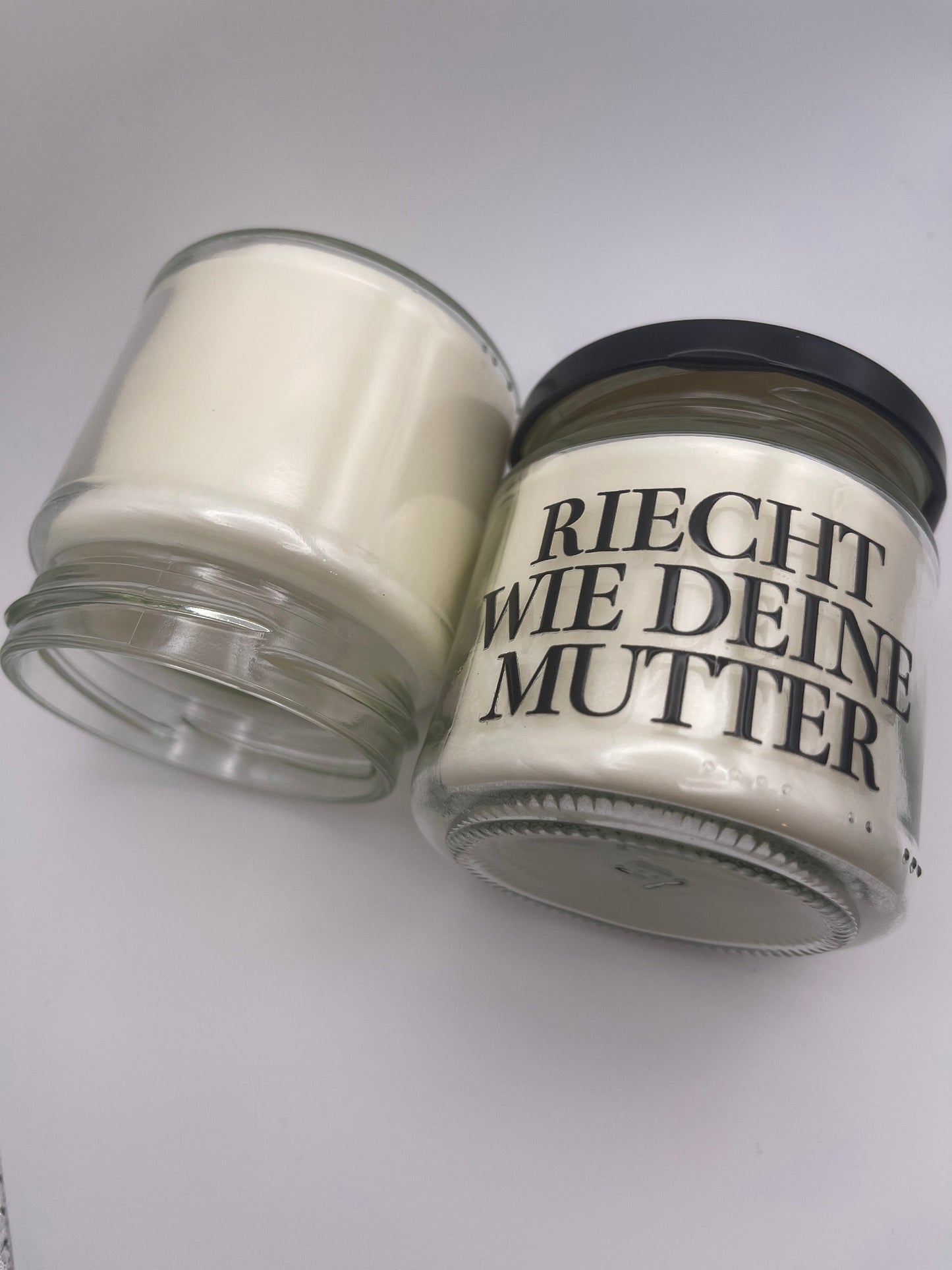 Riecht wie deine Mutter | Attitude Candles | Duftkerze | 40 Stunden Brenndauer | Sojawachs | vegan | Duft | Geburtstag | Geschenk | lustig