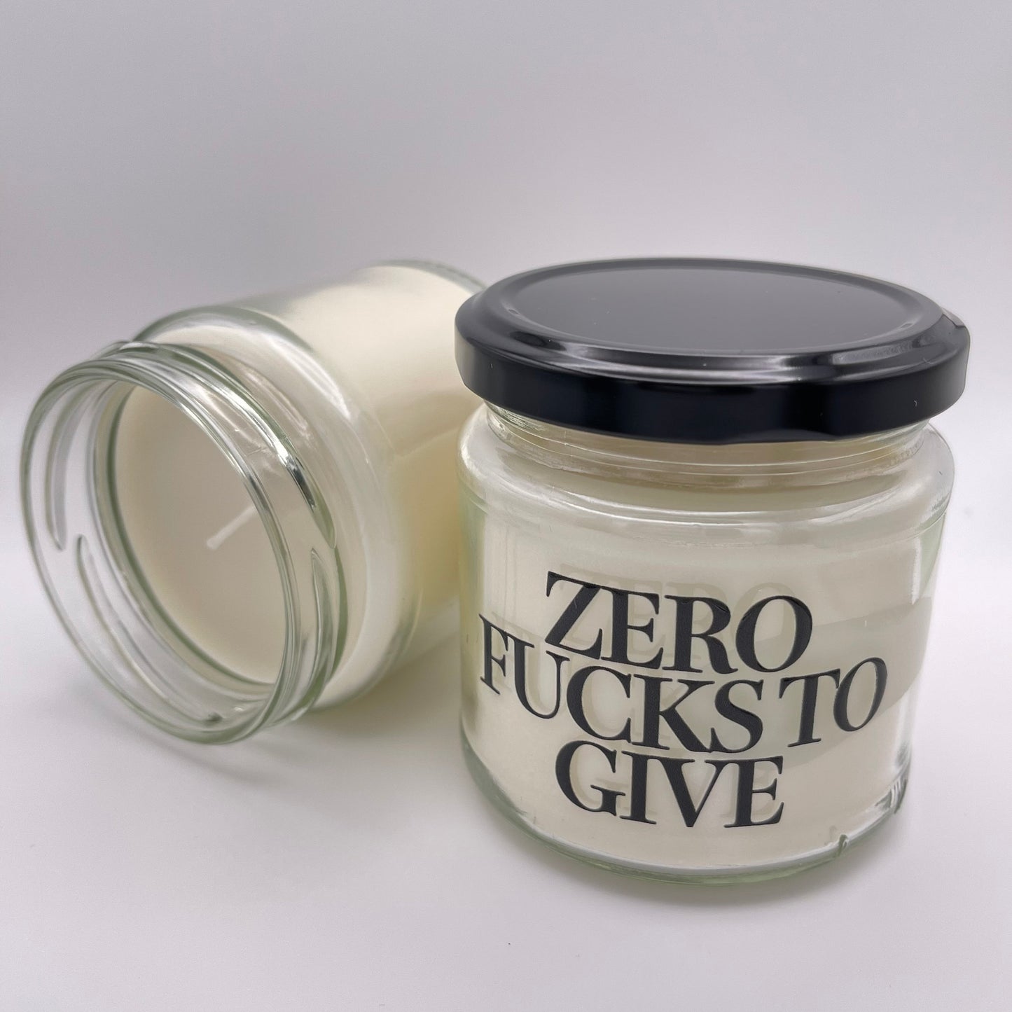 Zero Fucks To Give | Attitude Candles | Duftkerze | 40 Stunden Brenndauer Geschenk Geburtstag Hochzeit Partner Familie Freunde lustig witzig