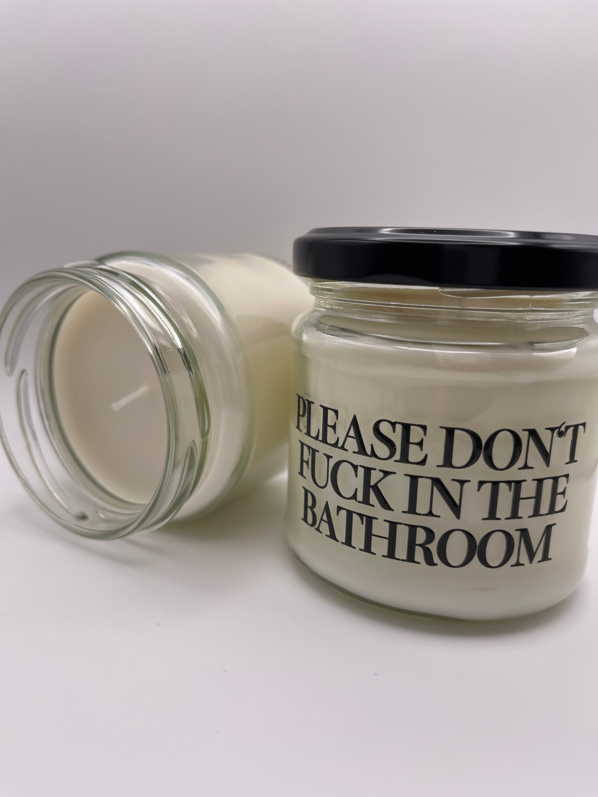 Please don't fuck in the Bathroom | Attitude Candles | Duftkerze | 40 Stunden Brenndauer Geschenk Geburtstag Hochzeit Partner Familie Freund