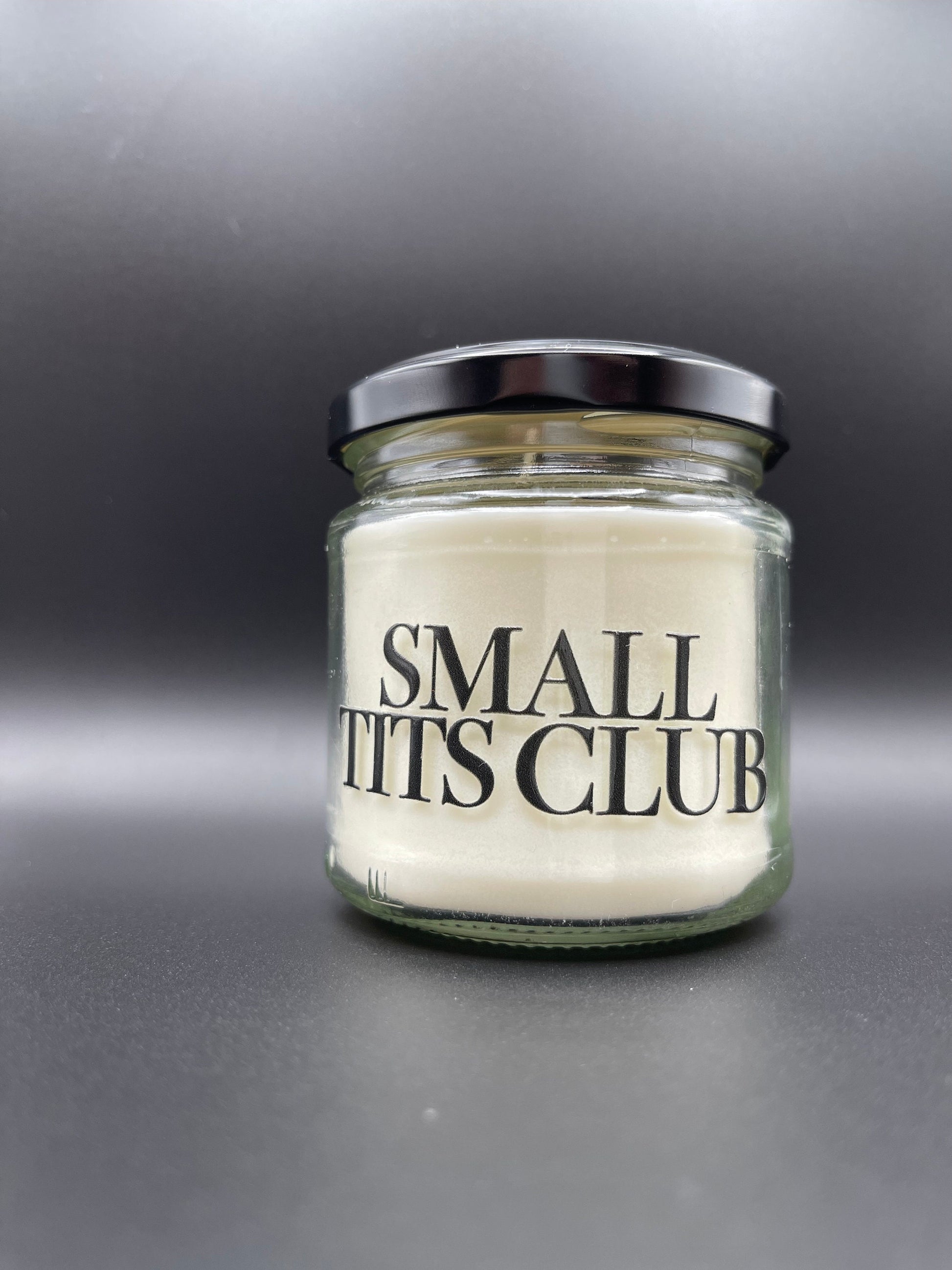 Small Tits Club | Duftkerze | 40 Stunden Brenndauer Geschenk Geburtstag Hochzeit Partner Familie Freunde lustig witzig Spaß Freude