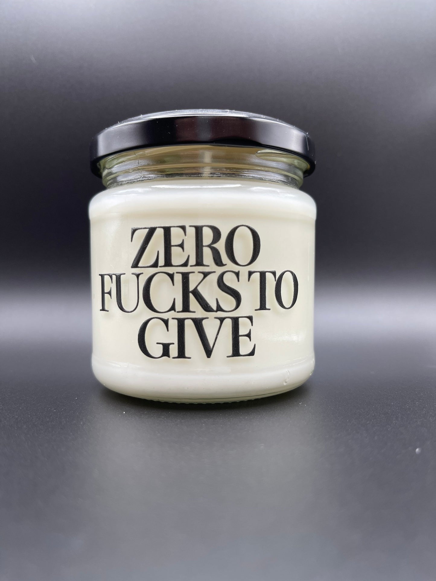 Zero Fucks To Give | Attitude Candles | Duftkerze | 40 Stunden Brenndauer Geschenk Geburtstag Hochzeit Partner Familie Freunde lustig witzig