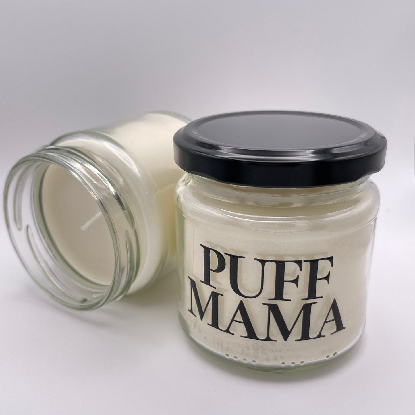 Puff Mama | Geschenkidee | Verschiedene Düfte und Sprüche | Duftkerze | 40 Stunden Brenndauer |Freunde Partner Freundin Mama BFF lustig witz