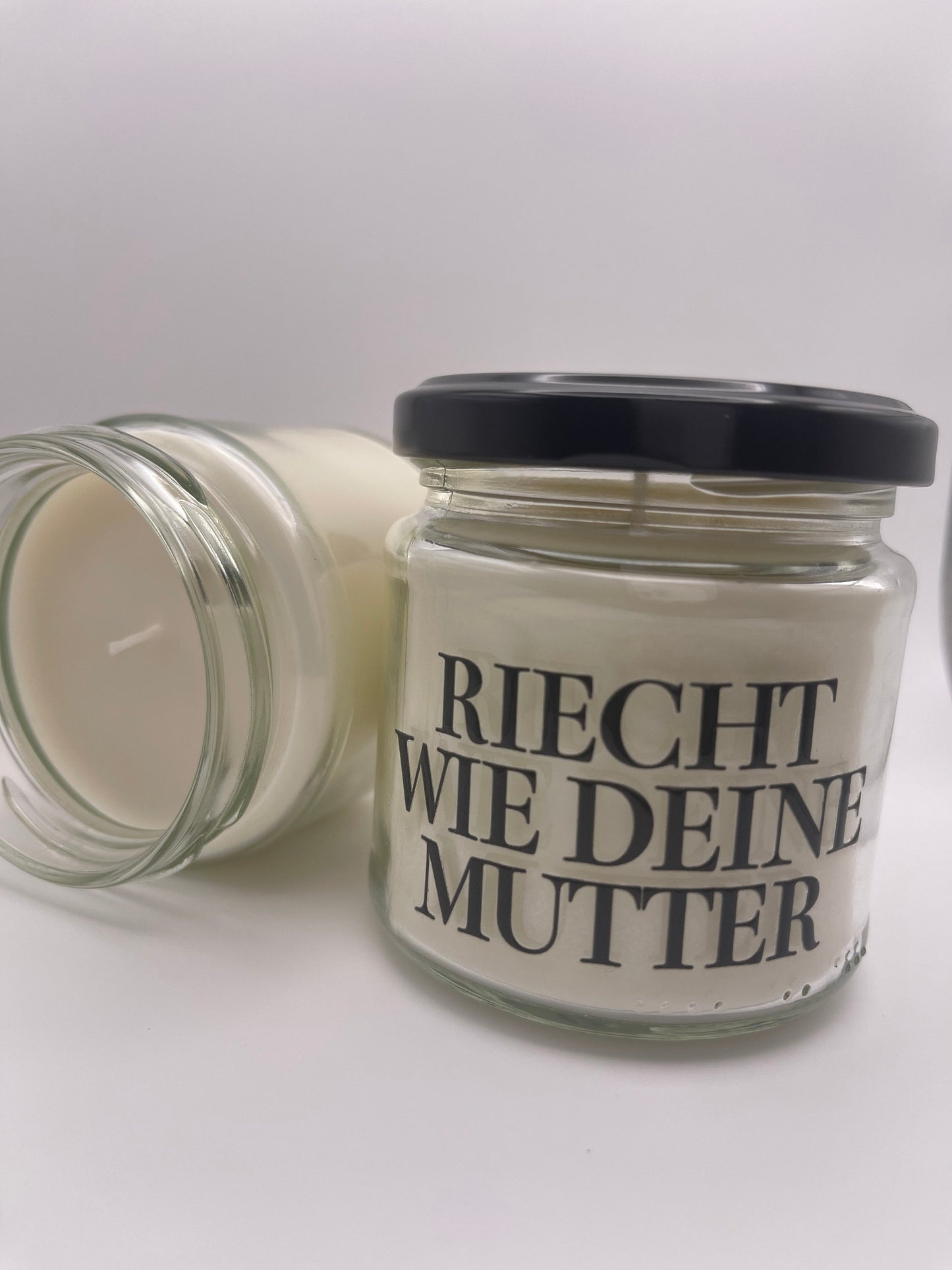 Riecht wie deine Mutter | Attitude Candles | Duftkerze | 40 Stunden Brenndauer | Sojawachs | vegan | Duft | Geburtstag | Geschenk | lustig