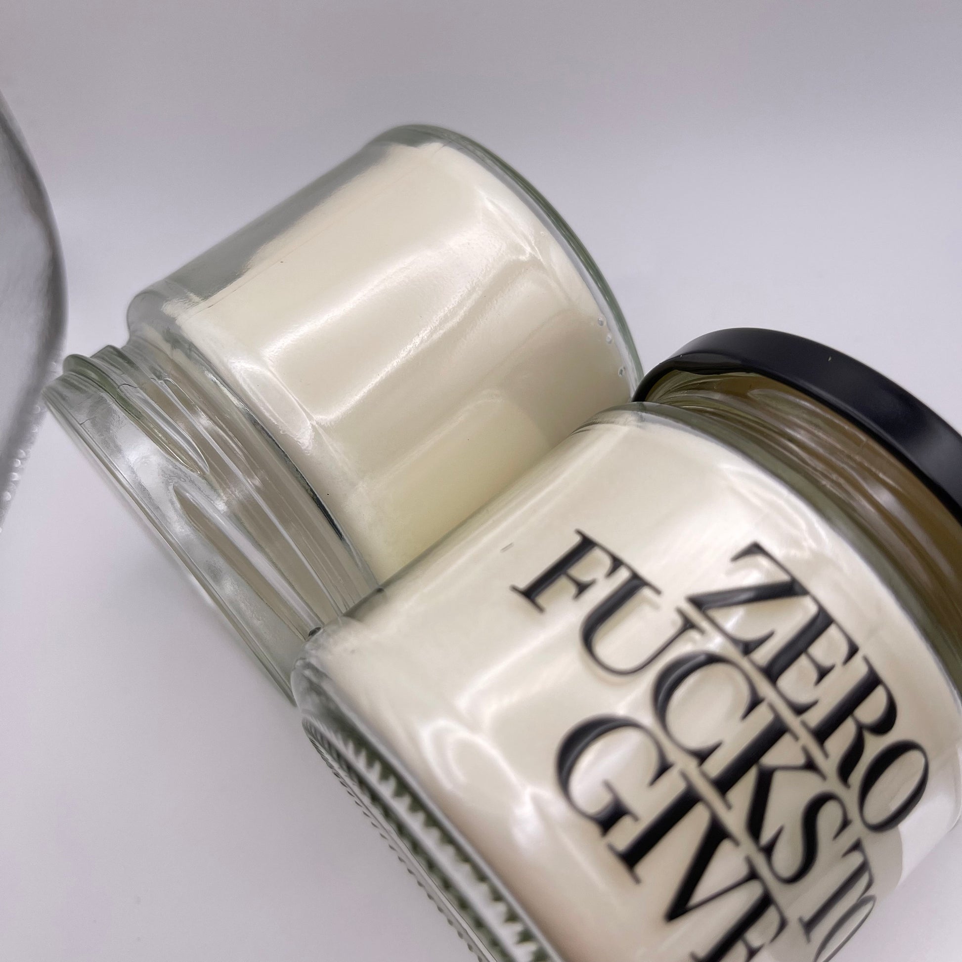 Zero Fucks To Give | Attitude Candles | Duftkerze | 40 Stunden Brenndauer Geschenk Geburtstag Hochzeit Partner Familie Freunde lustig witzig