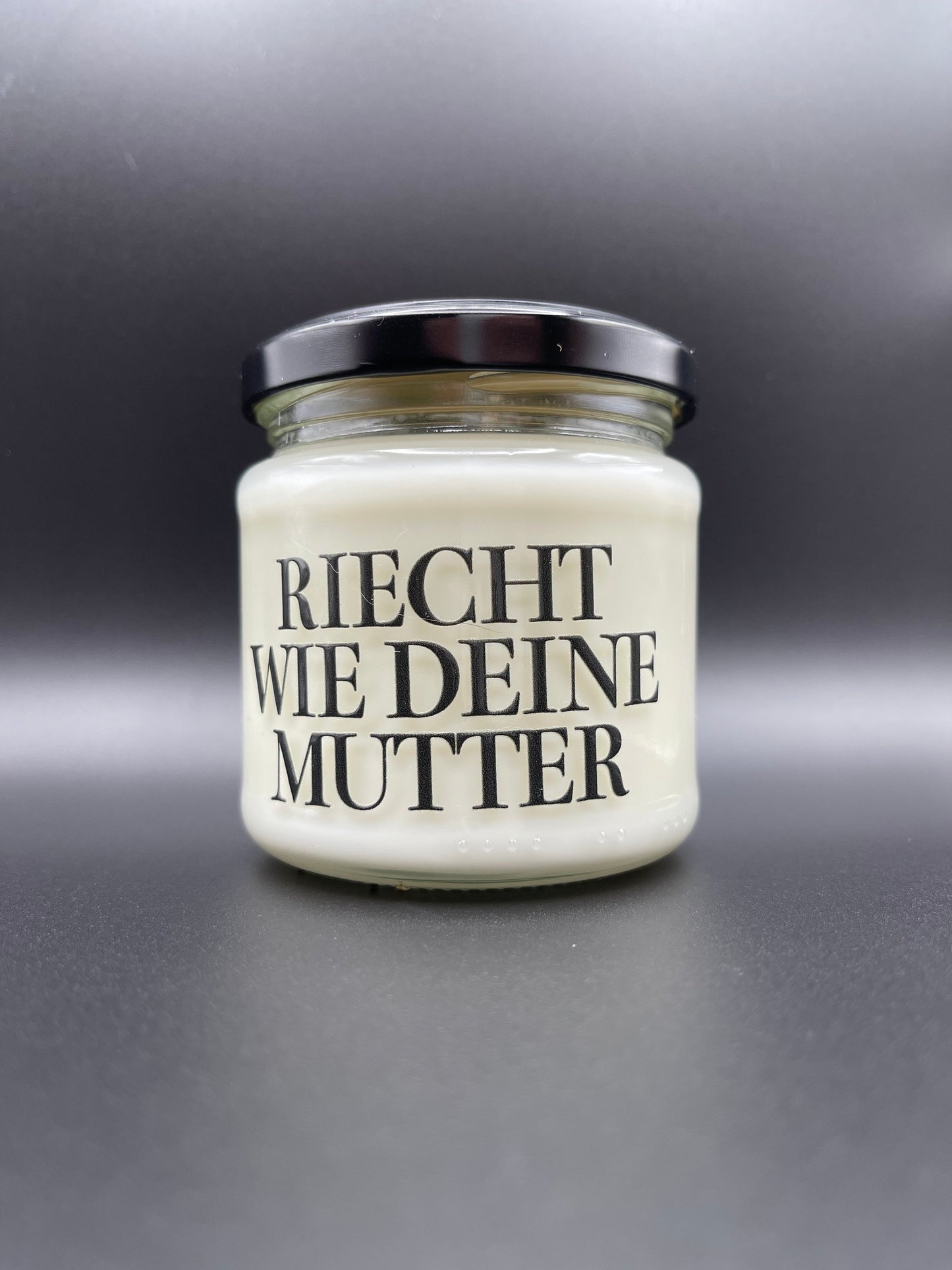 Riecht wie deine Mutter | Attitude Candles | Duftkerze | 40 Stunden Brenndauer | Sojawachs | vegan | Duft | Geburtstag | Geschenk | lustig