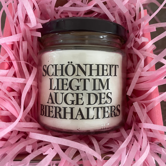 Schönheit liegt im Auge des Bierhalters | Attitude Candles | Duftkerze | 40 Stunden Brenndauer Geschenk Geburtstag Hochzeit Partner Familie