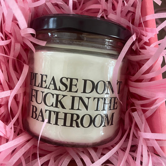 Please don't fuck in the Bathroom | Attitude Candles | Duftkerze | 40 Stunden Brenndauer Geschenk Geburtstag Hochzeit Partner Familie Freund