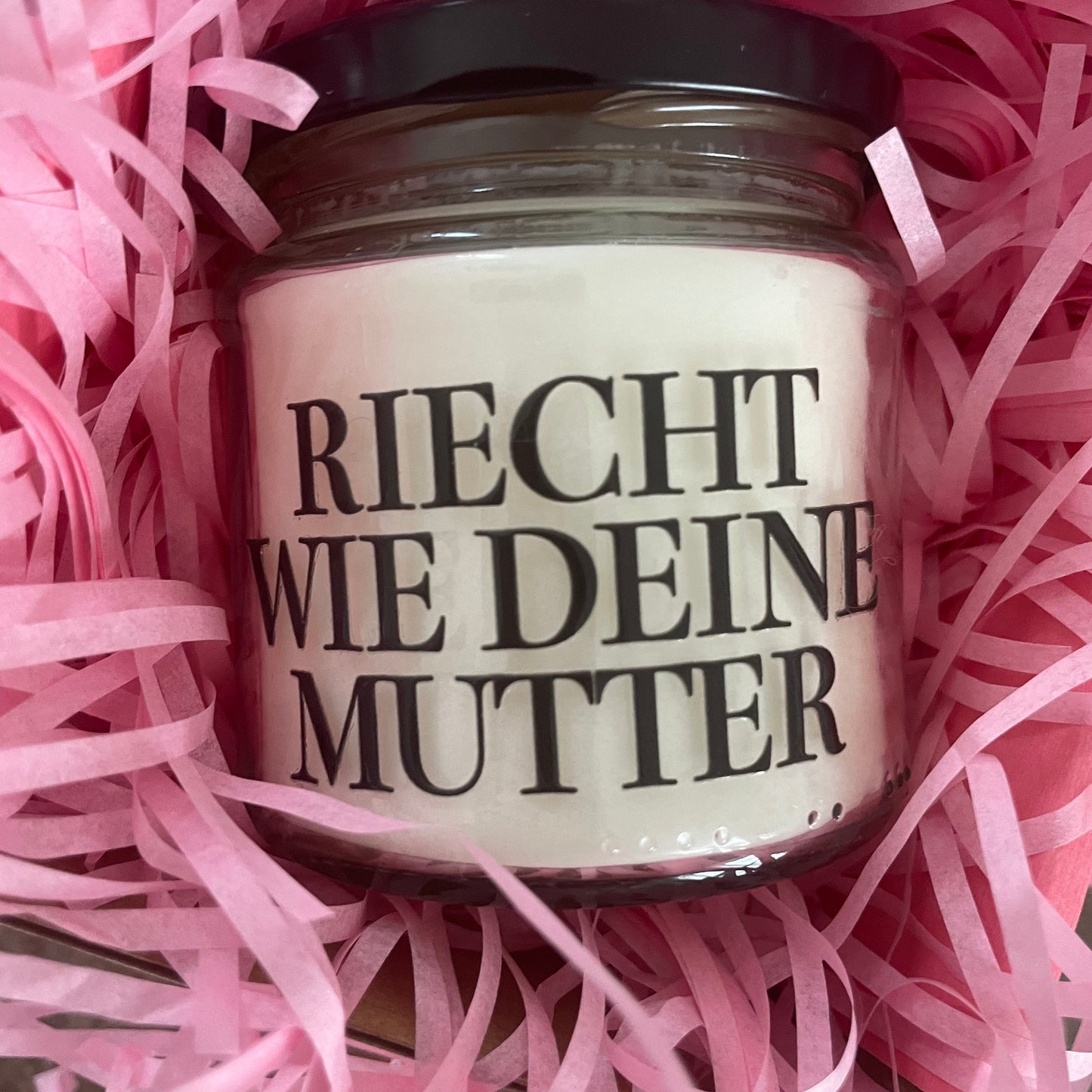 Riecht wie deine Mutter | Attitude Candles | Duftkerze | 40 Stunden Brenndauer | Sojawachs | vegan | Duft | Geburtstag | Geschenk | lustig