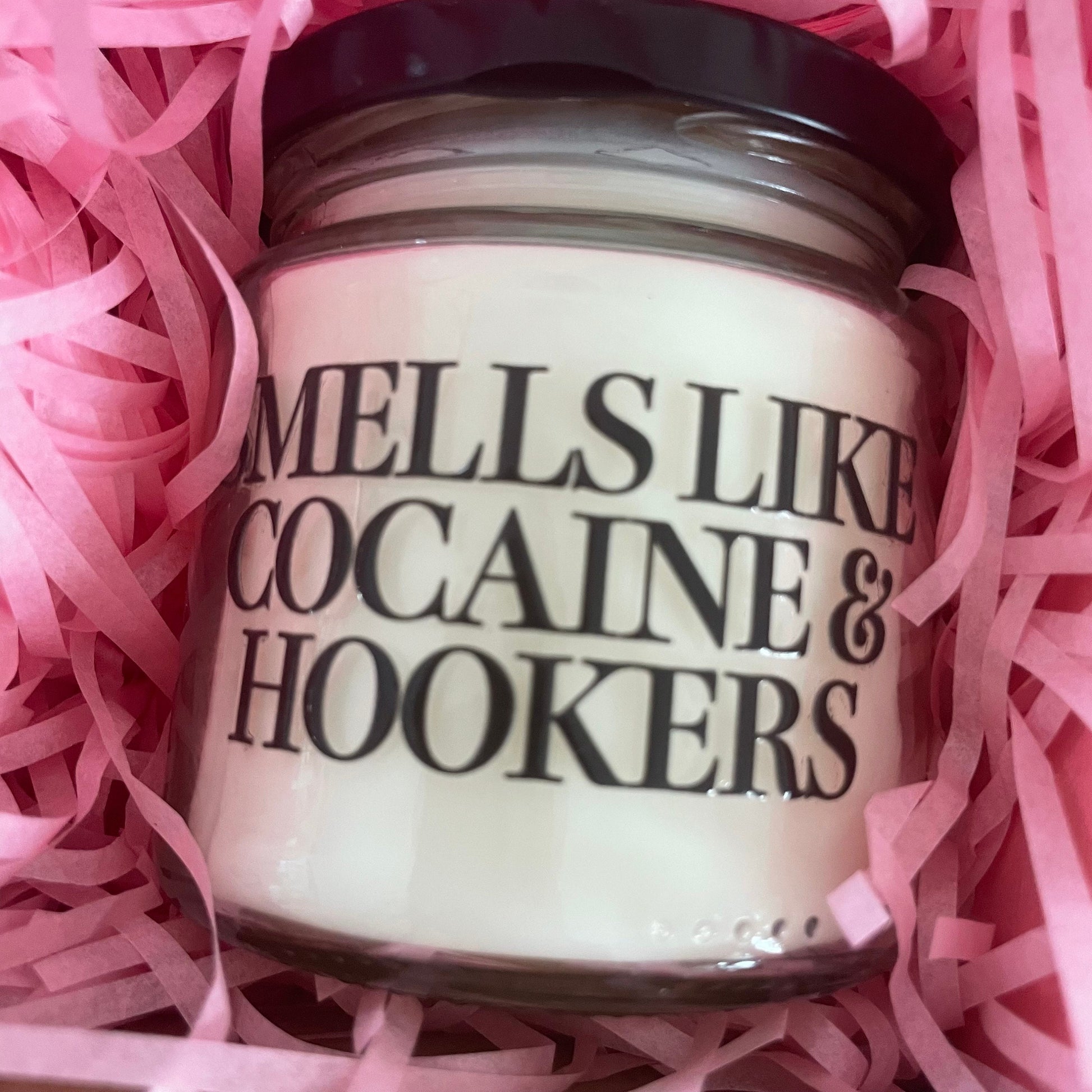 Smells like Cocaine & Hookers | Attitude Candles | Duftkerze | 40 Stunden Brenndauer Geschenk Geburtstag Hochzeit Partner Familie Freunde