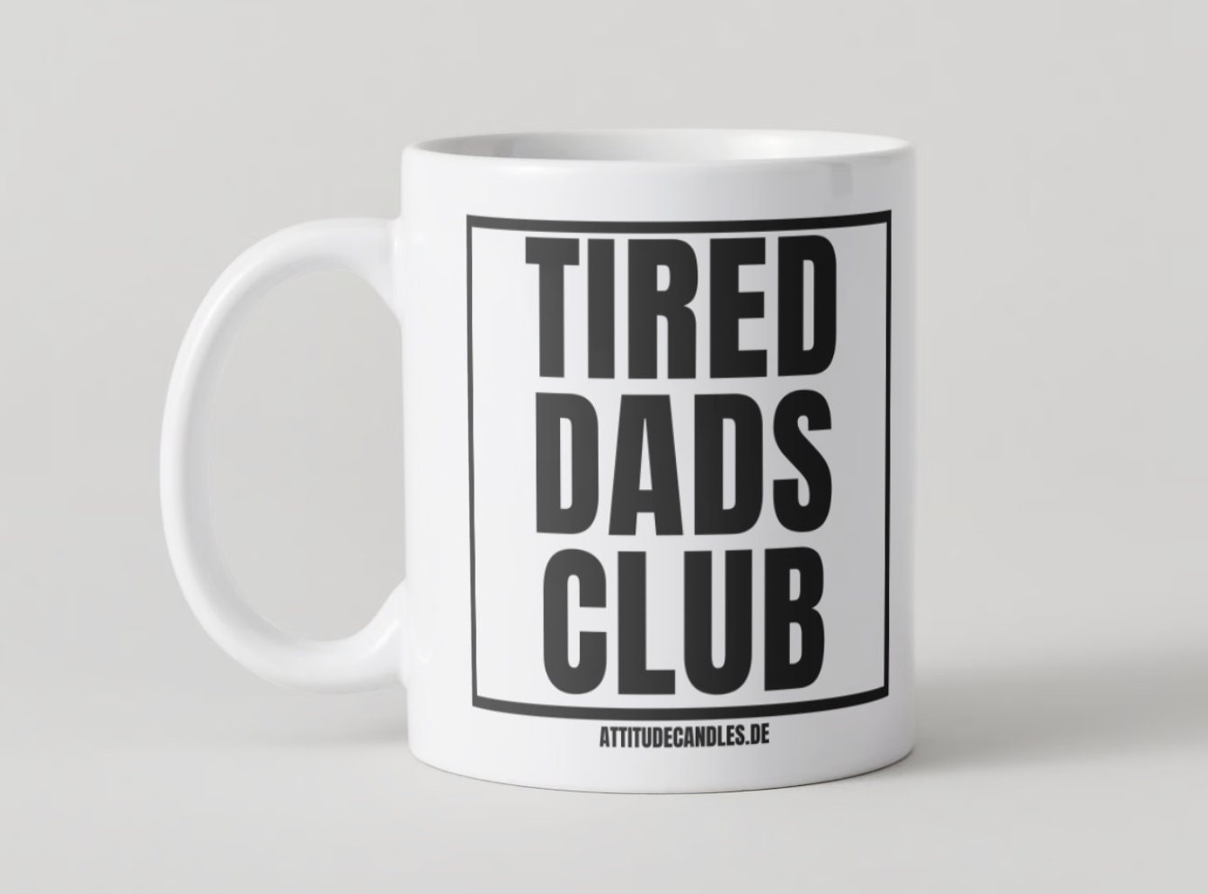 Tired Dads Club | Mug | 325ml geeignet für Rechts- & Linkshänder | Geschirrspüler- Mikrowellenfest | Kostenfreier Versand | Attitude Candles