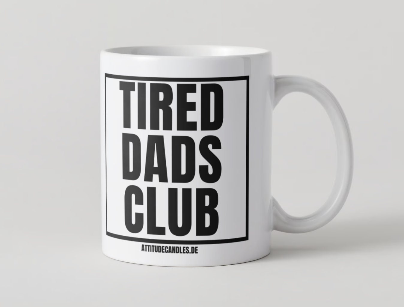 Tired Dads Club | Mug | 325ml geeignet für Rechts- & Linkshänder | Geschirrspüler- Mikrowellenfest | Kostenfreier Versand | Attitude Candles