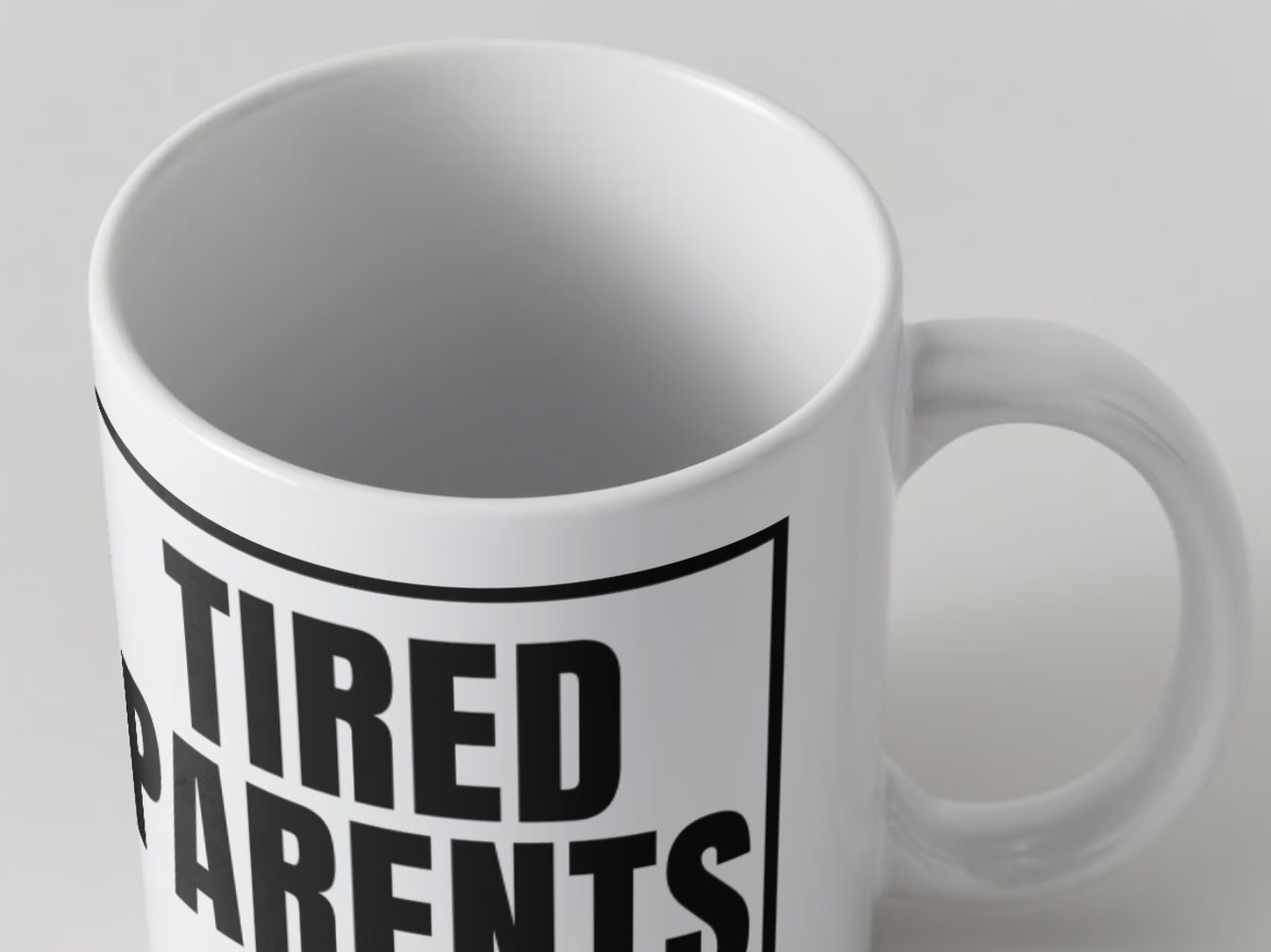 Tired Parents Club | Mug | 325ml geeignet für Rechts- & Linkshänder | Geschirrspüler- u. Mikrowellenfest | kostenfreier Versand