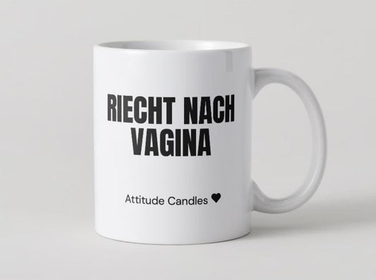 Riecht nach Vagina | Tasse | Attitude Candles Duftkerze Geschenk Geburtstag Hochzeit Weihnachten Einweihung