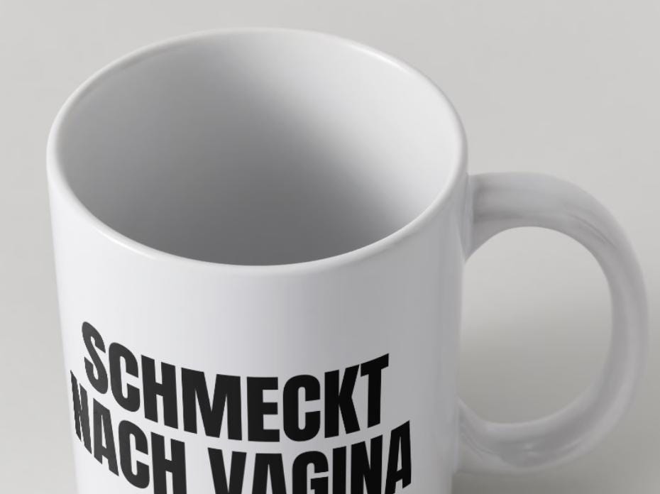 Schmeckt nach Vagina | Tasse | Attitude Candles Duftkerze Geschenk Geburtstag Hochzeit Weihnachten Einweihung