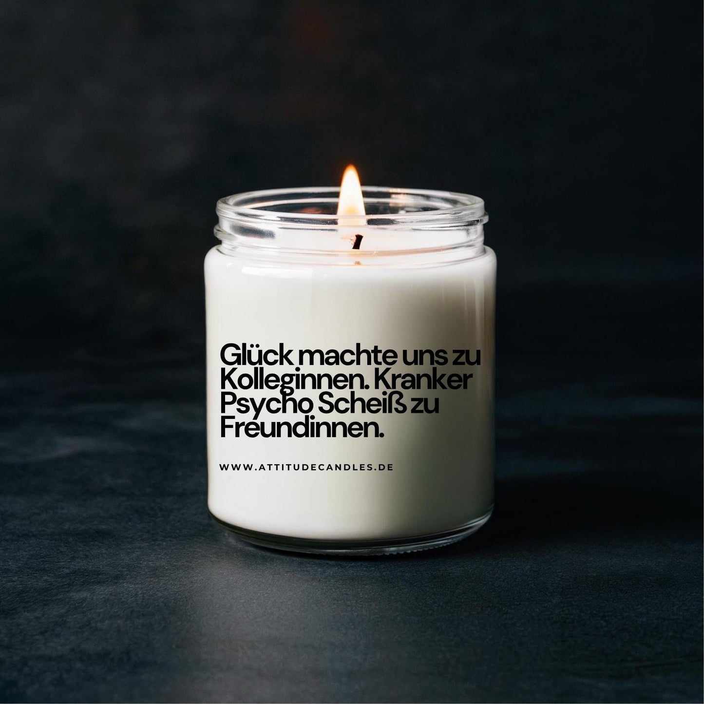 Glück machte uns zu Kollegeginnen. Kranker Psycho Scheiß zu Freundinnen | Attitude Candles | versch. Größen