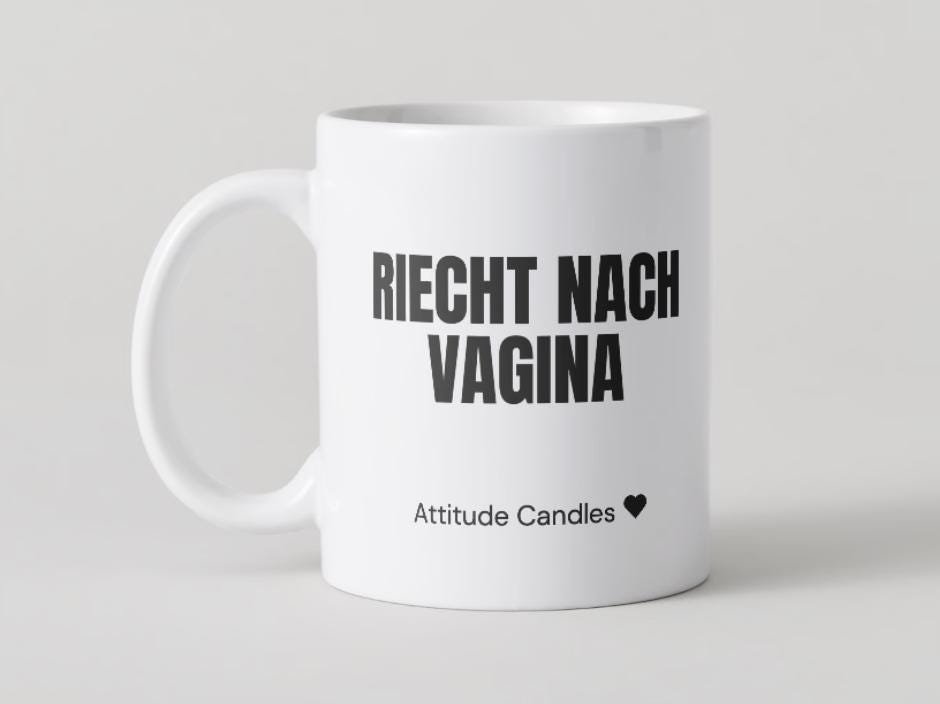 Riecht nach Vagina | Tasse | Attitude Candles Duftkerze Geschenk Geburtstag Hochzeit Weihnachten Einweihung